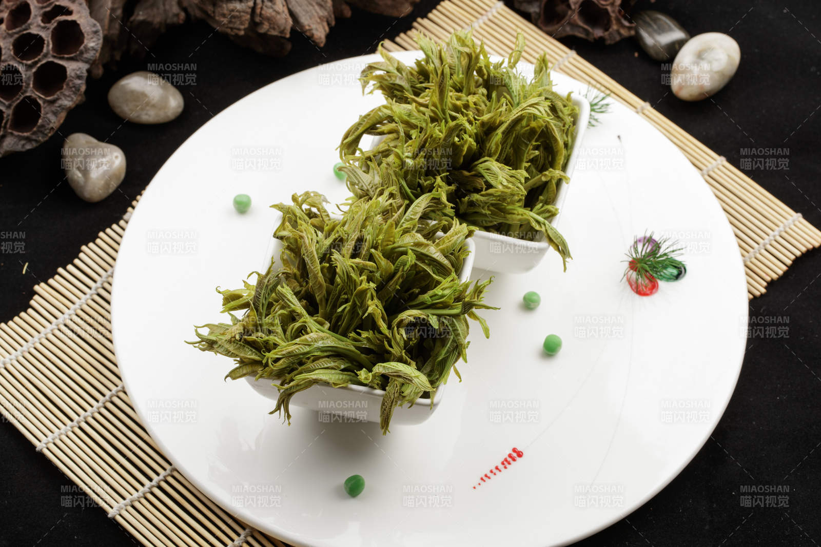 白色瓷盤裝的鹽水涼拌香椿苗