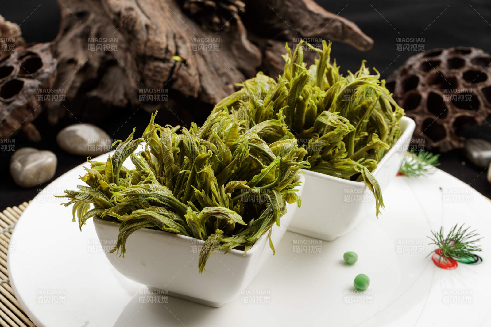 白色瓷盤裝的鹽水涼拌香椿苗