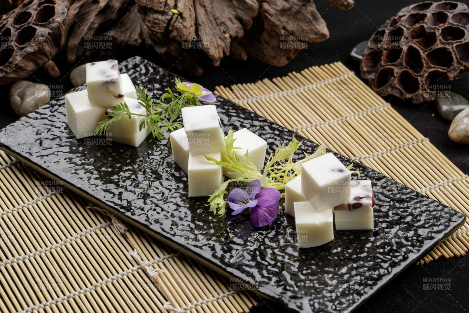 精美餐具裝的自制杏仁豆腐