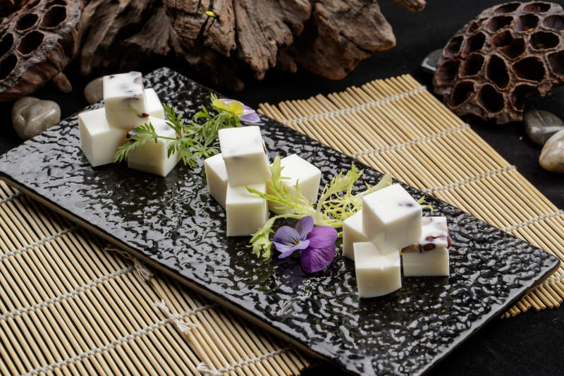 精美餐具装的自制杏仁豆腐