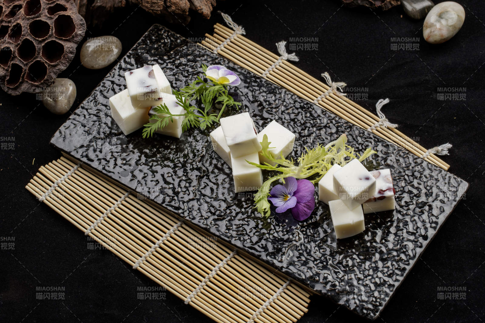 精美餐具裝的自制杏仁豆腐