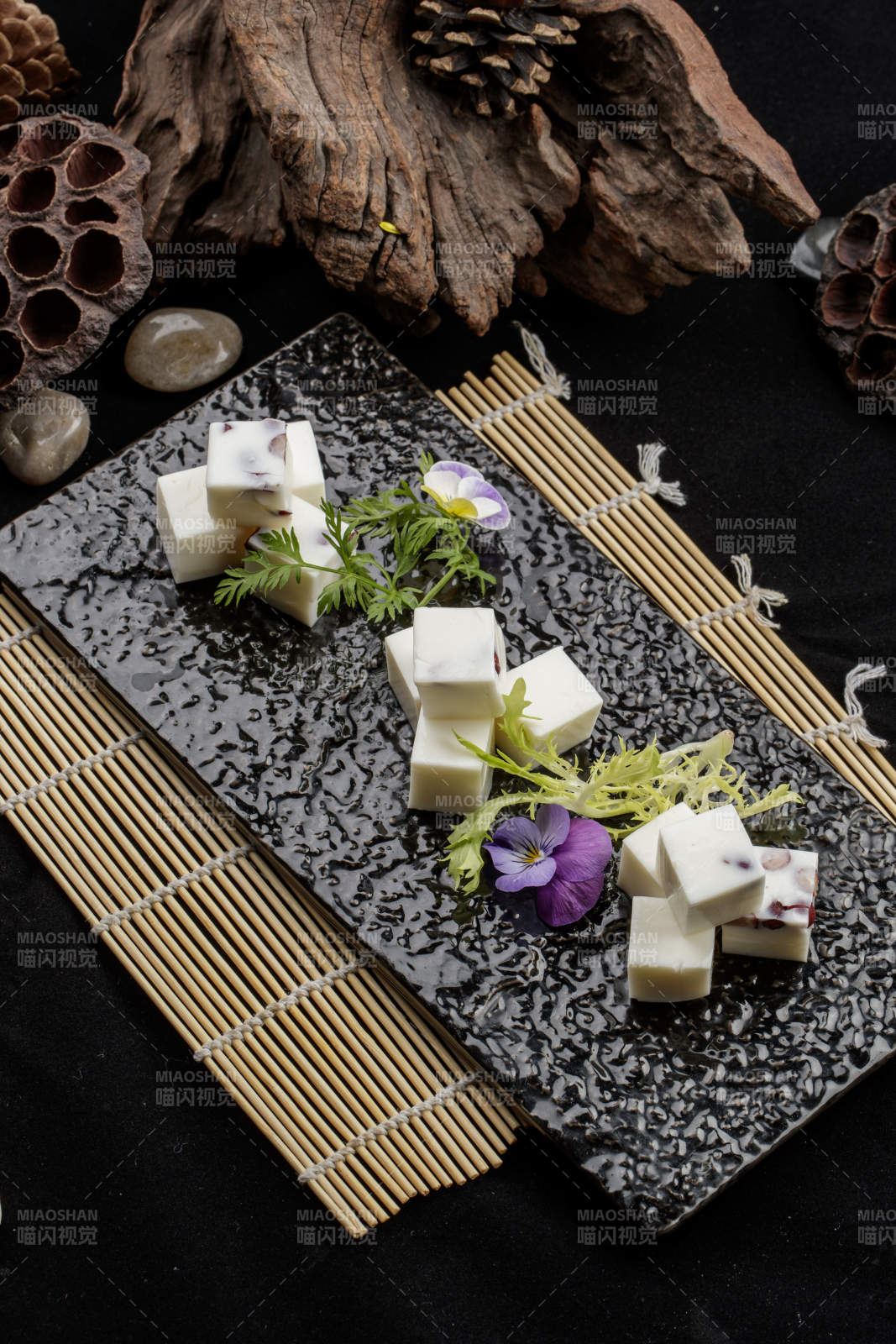 精美餐具装的自制杏仁豆腐