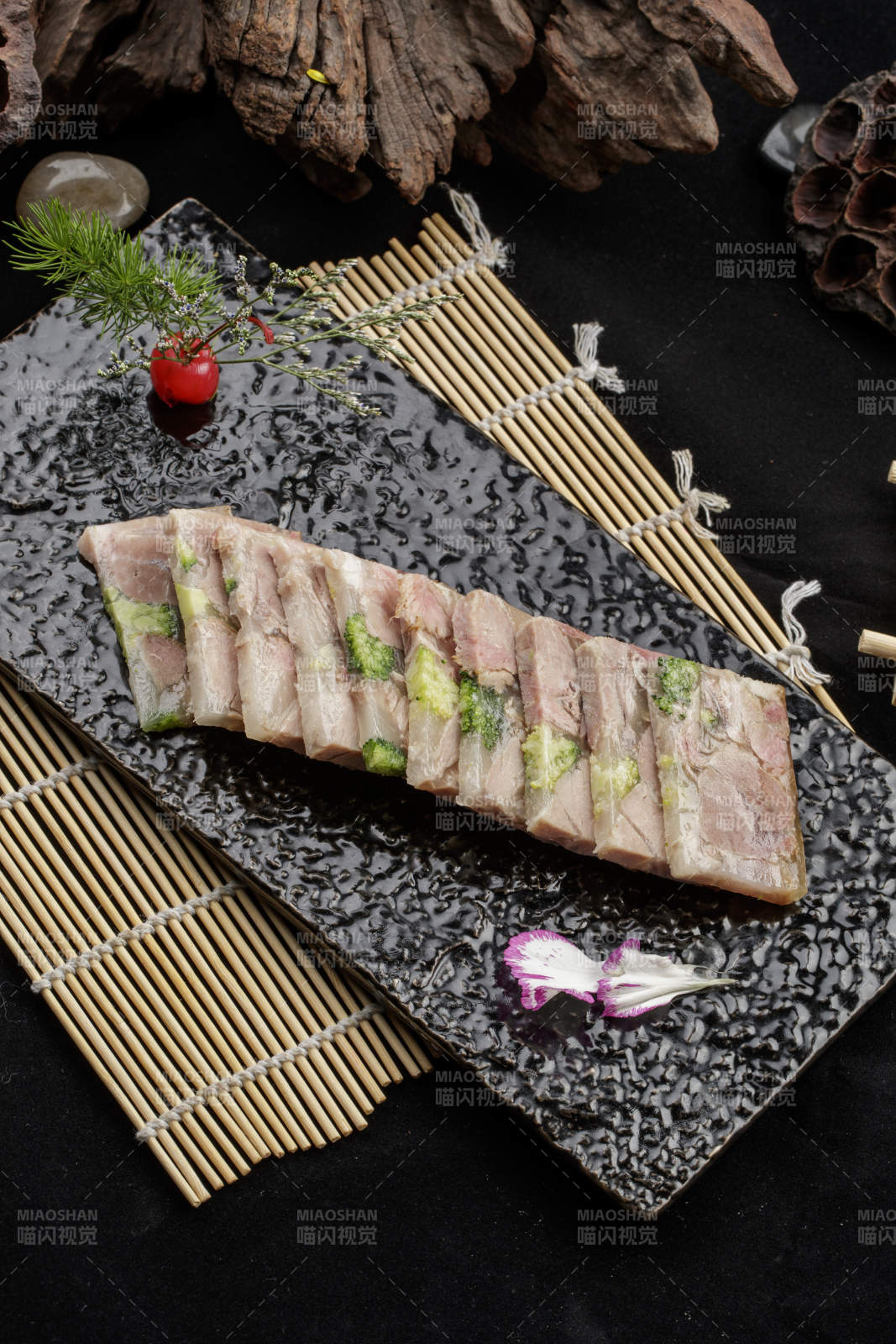 黑色石盘装的西蓝花压肘花肉冻图片