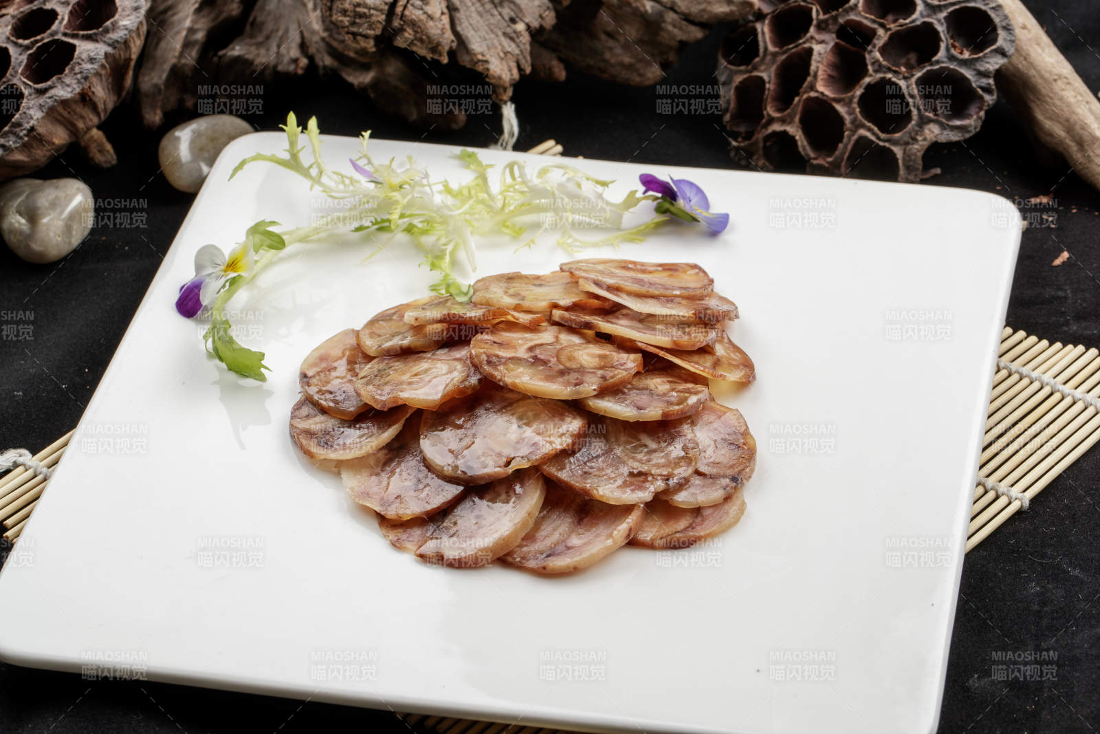 白色磁盤裝的老川味熏臘味臘腸