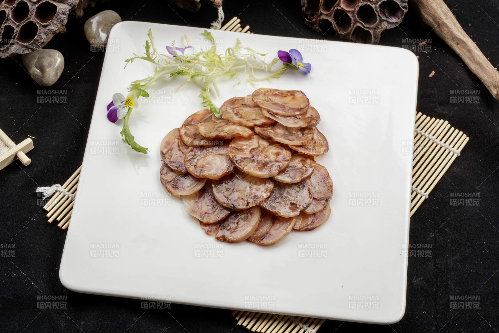 白色磁盤裝的老川味熏臘味臘腸