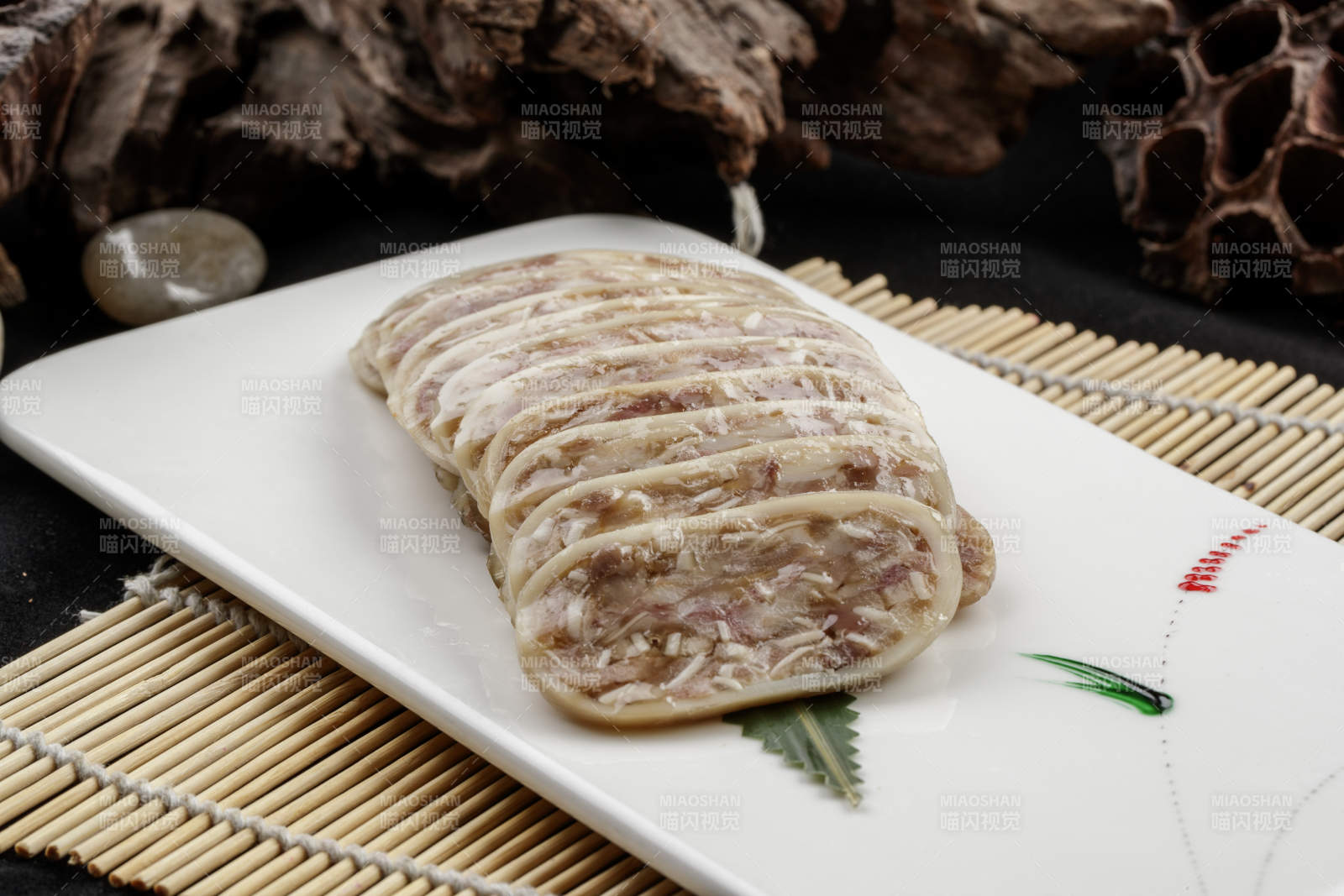 白色瓷盤裝的秘制豬耳大魷魚卷