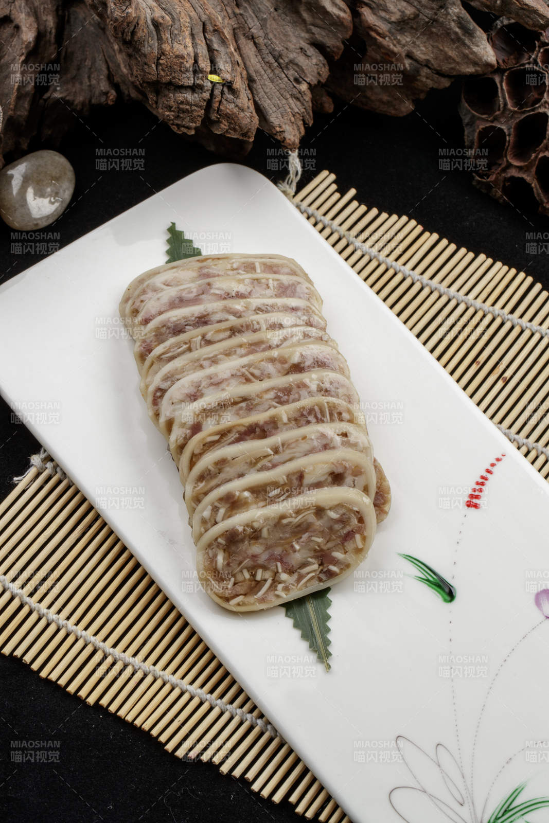 白色瓷盤裝的秘制豬耳大魷魚卷