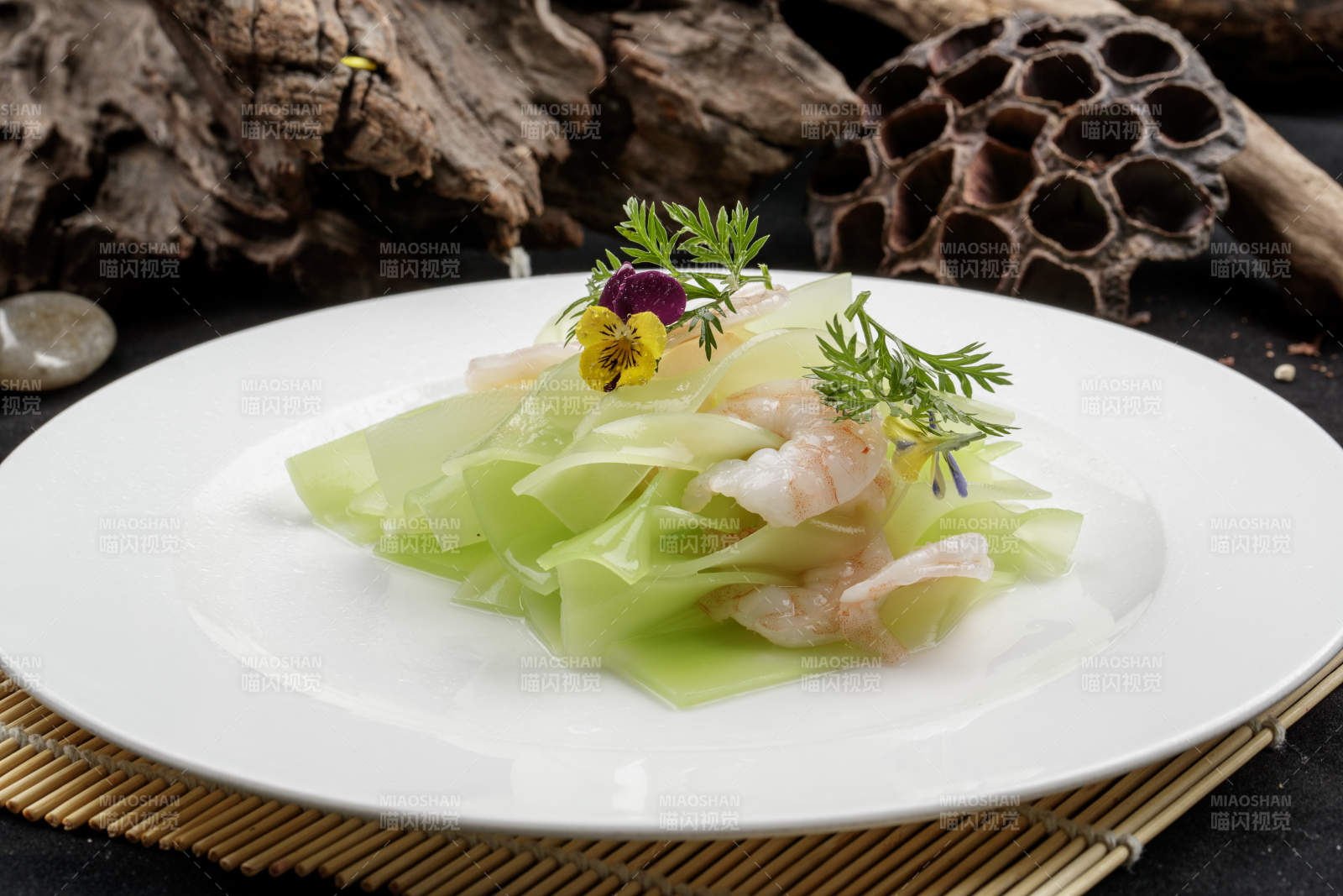 白色瓷盘装的青莴笋灼大虾仁图片