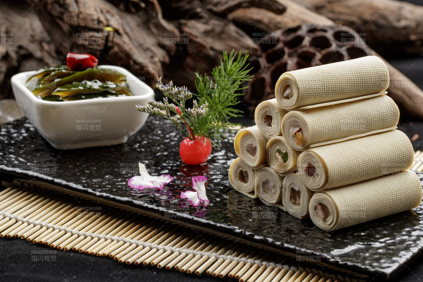 黑石盘餐具装的怀安千张豆腐皮卷熏肉配酱黄瓜