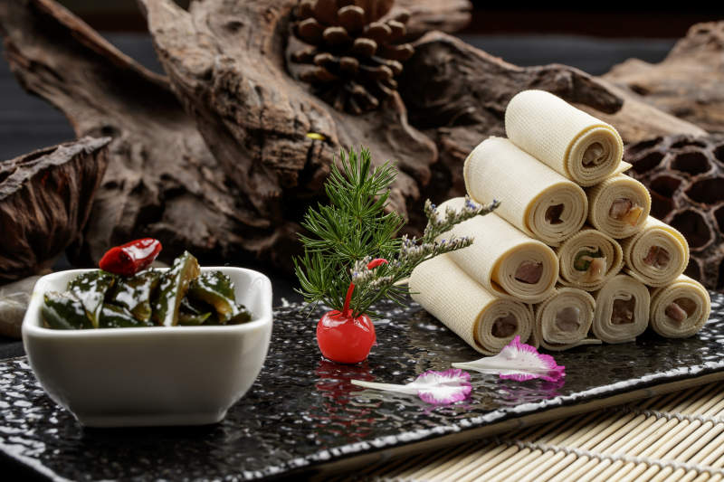 黑石盘餐具装的怀安千张豆腐皮卷熏肉配酱黄瓜