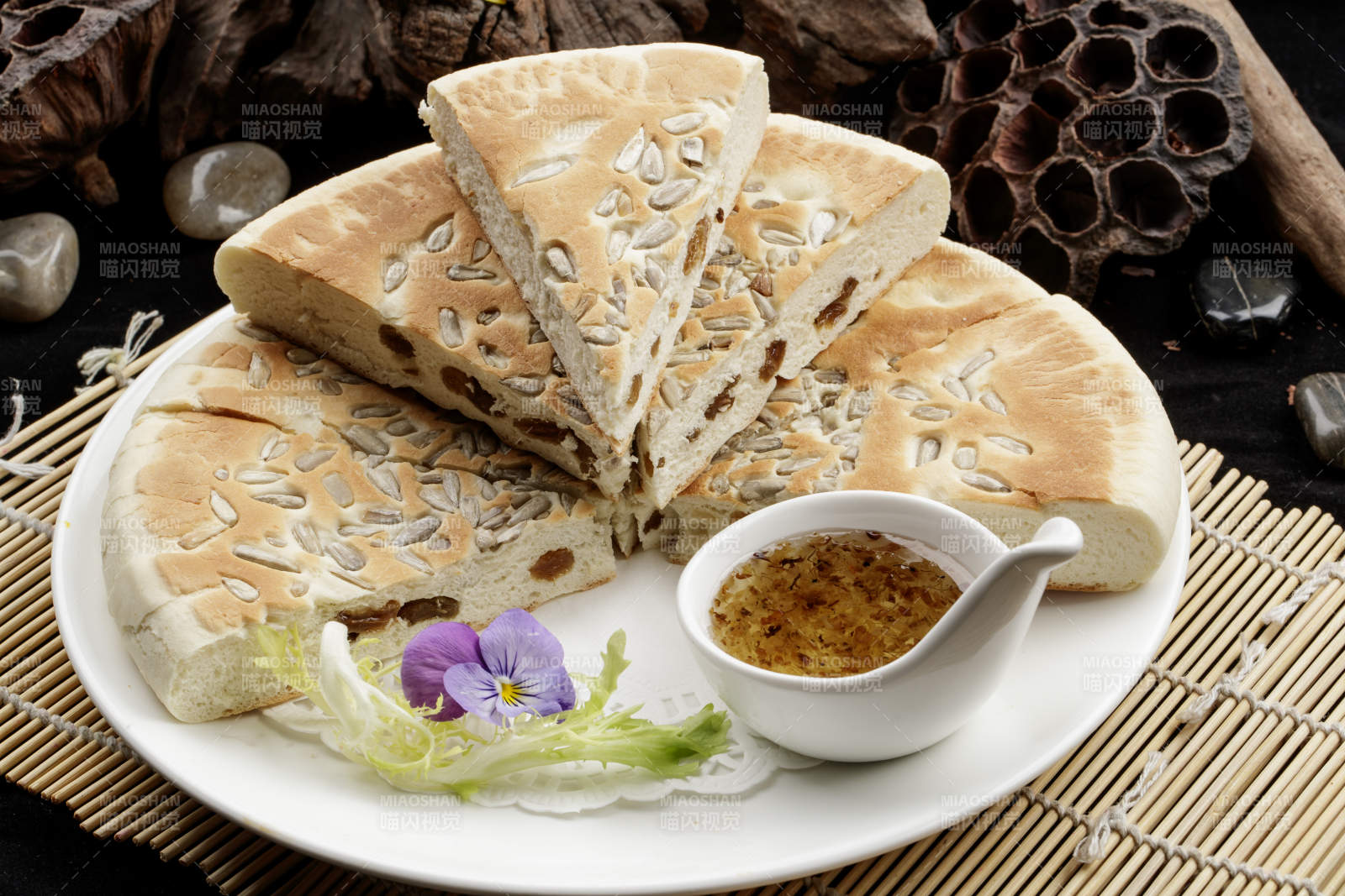 白色瓷盘装的老大同果仁大饼