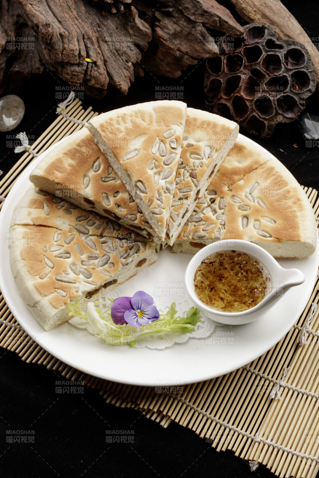 白色瓷盘装的老大同果仁大饼