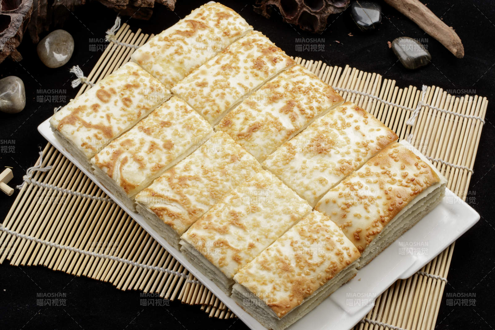 白色瓷盘装的老大同千层饼