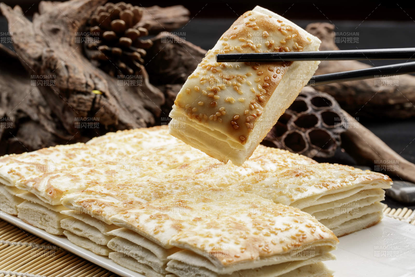 白色瓷盘装的老大同千层饼