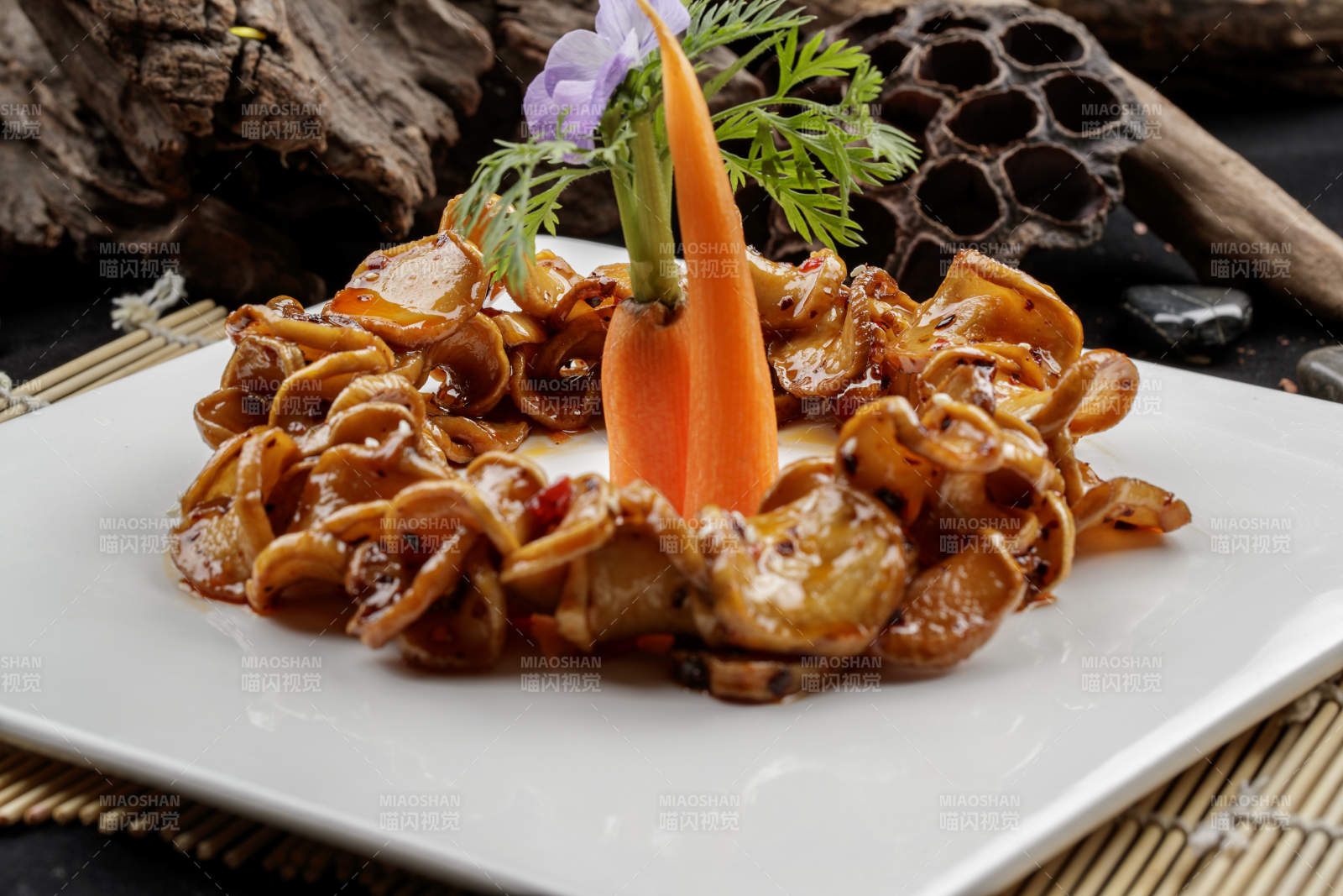 白色瓷盘装的红焗杏鲍菇片