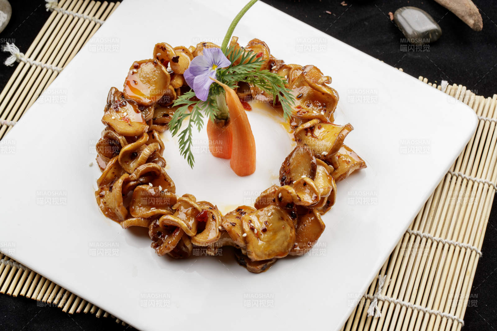 白色瓷盘装的红焗杏鲍菇片