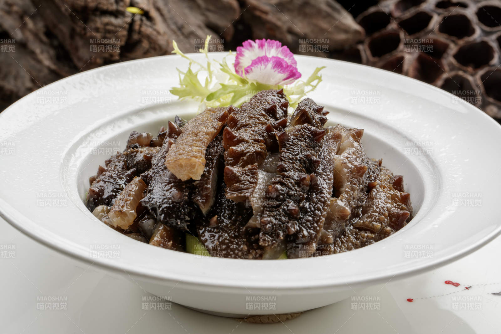 白色餐具装的清炖梅花参段