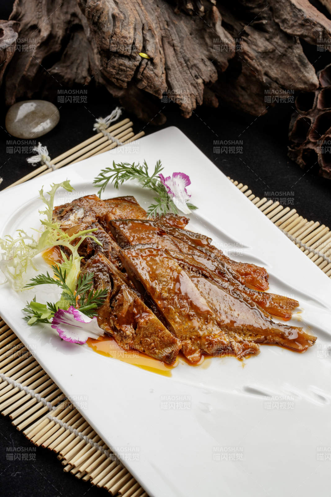 白色瓷盘装的王府醉鱼响干