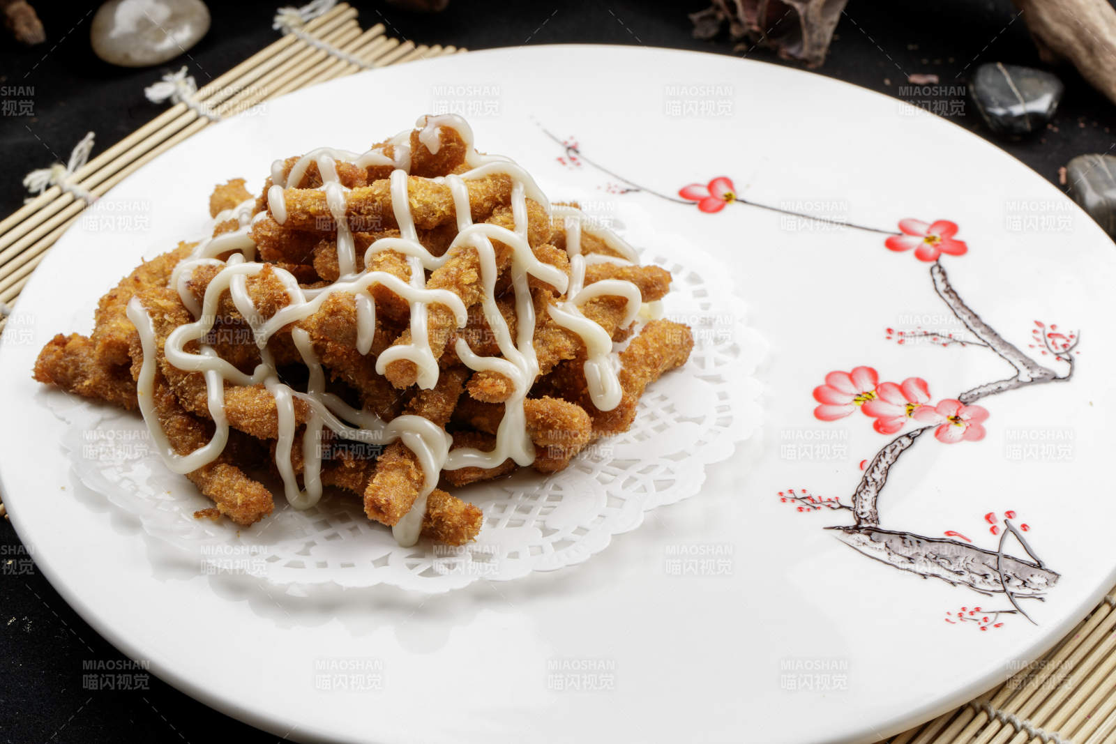 梅花瓷盘装的炼乳炸鸡胸肉