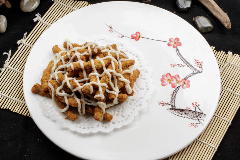 梅花瓷盘装的炼乳炸鸡胸肉