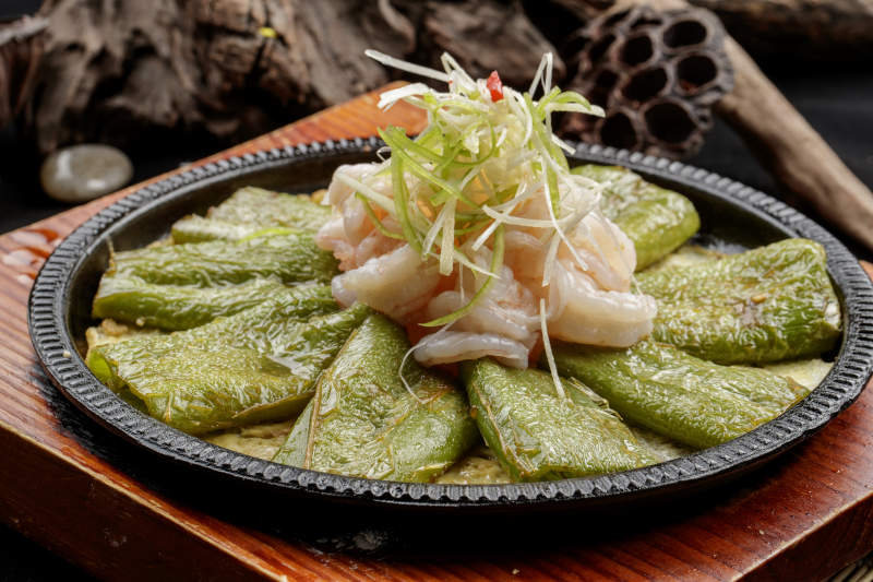 铁盘装的虎皮尖椒大虾仁