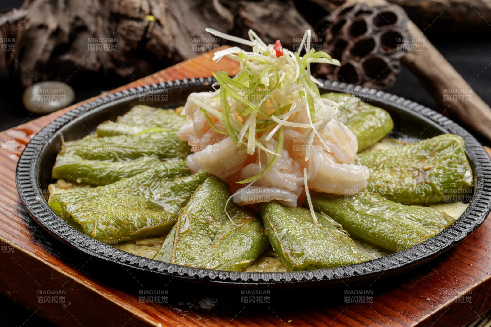 鐵盤裝的虎皮尖椒大蝦仁