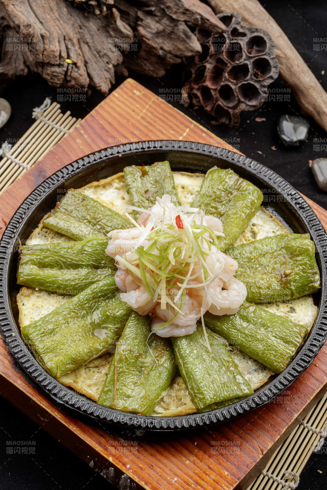 鐵盤(pán)裝的虎皮尖椒大蝦仁