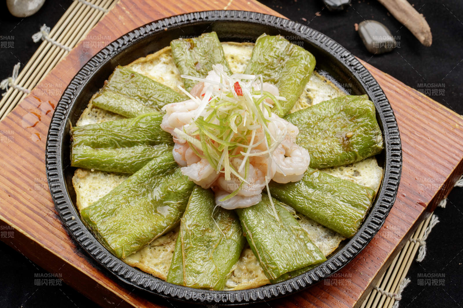 鐵盤裝的虎皮尖椒大蝦仁