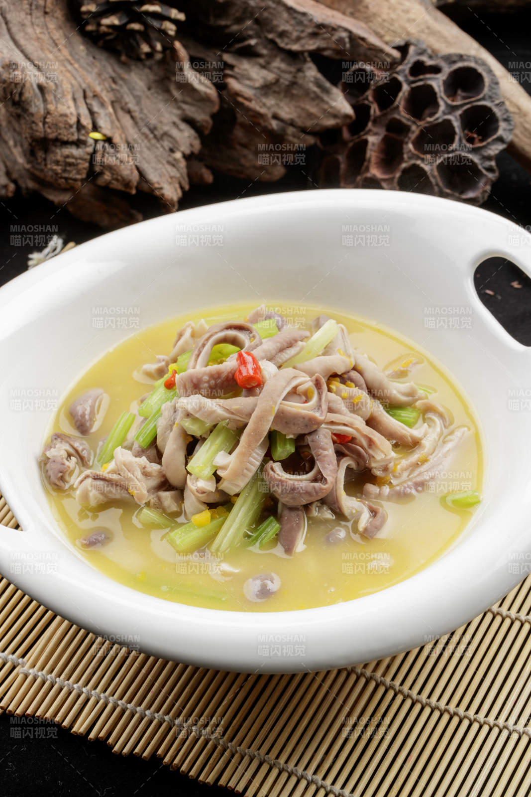白色瓷餐具装的浓汤西芹炖猪肚