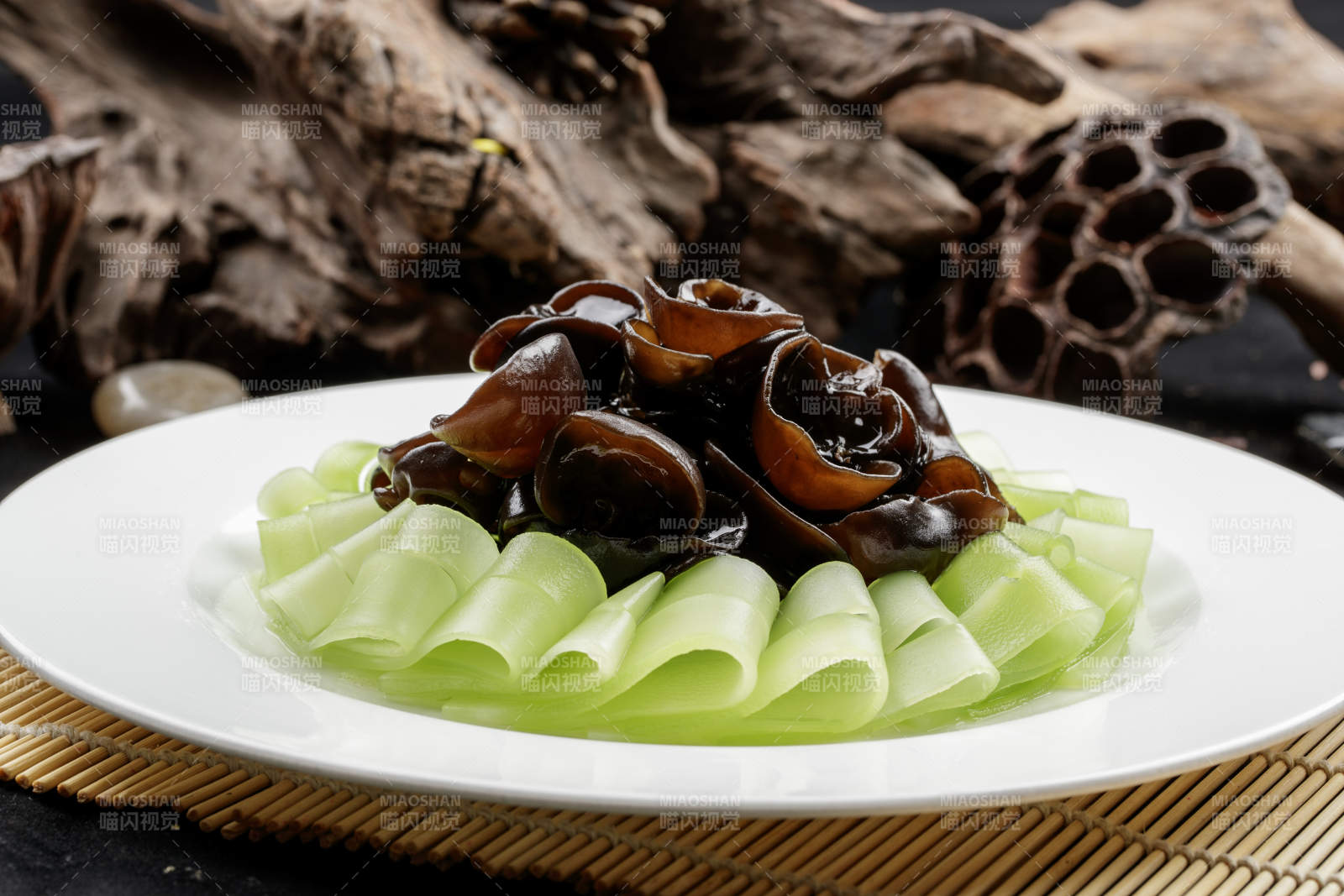 白色瓷盘装的瓜片捞汁木耳