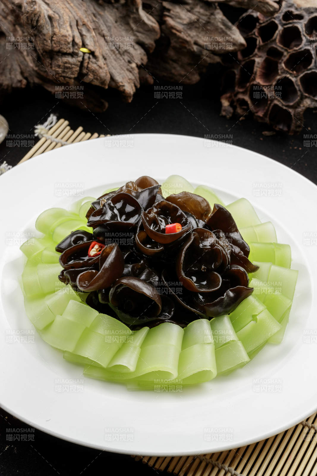 白色瓷盘装的瓜片捞汁木耳