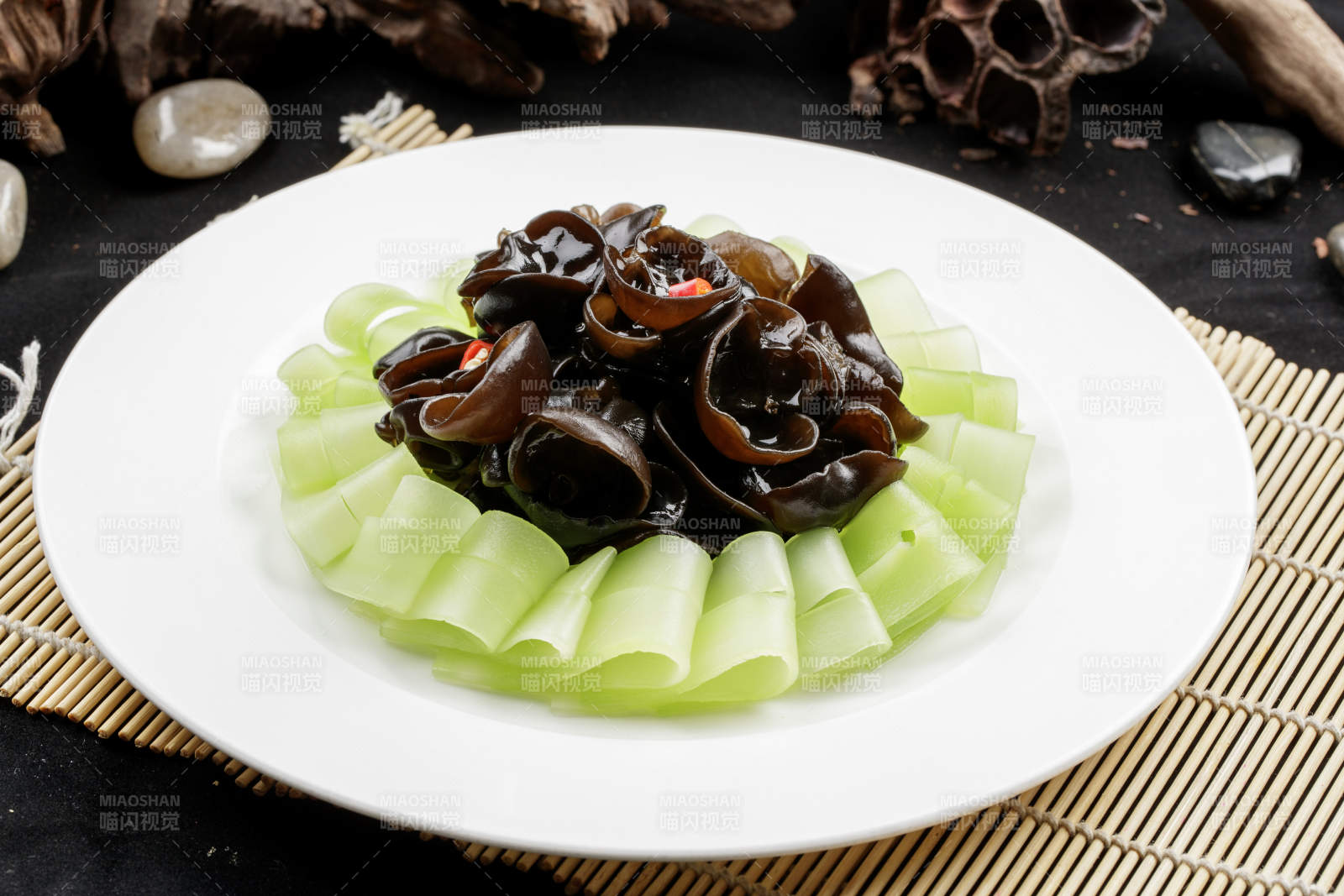 白色瓷盘装的瓜片捞汁木耳