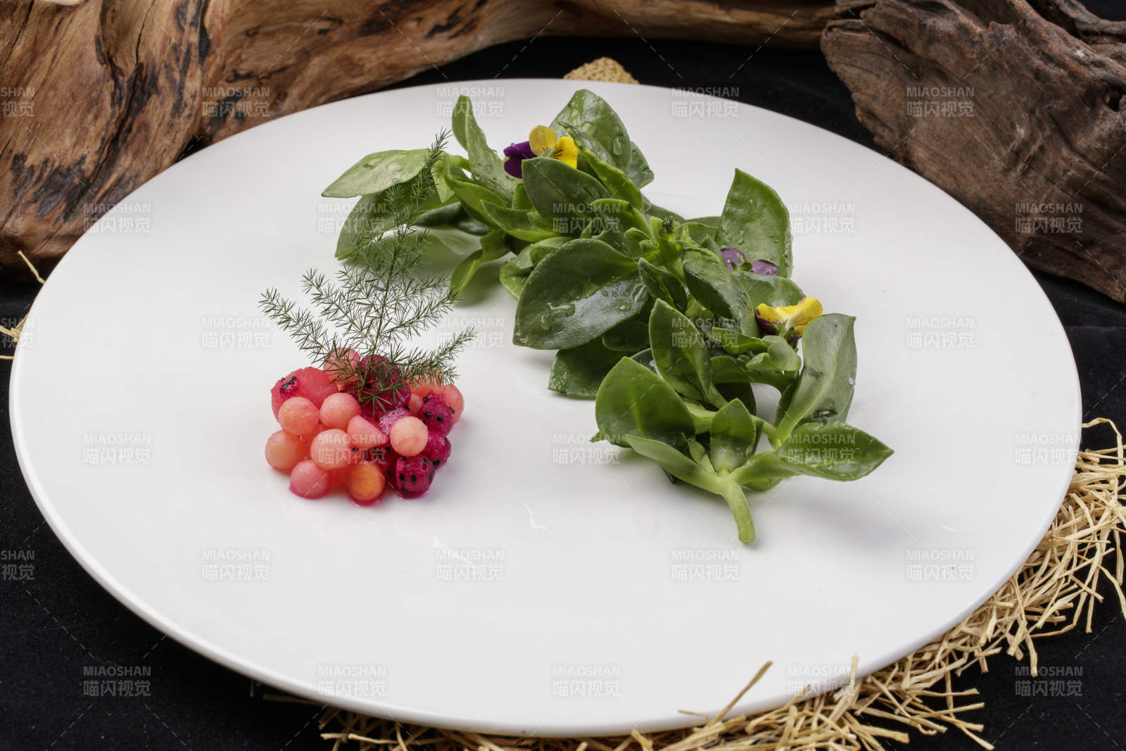 新鲜脆嫩的凉拌穿心莲摆放在黑色背景上