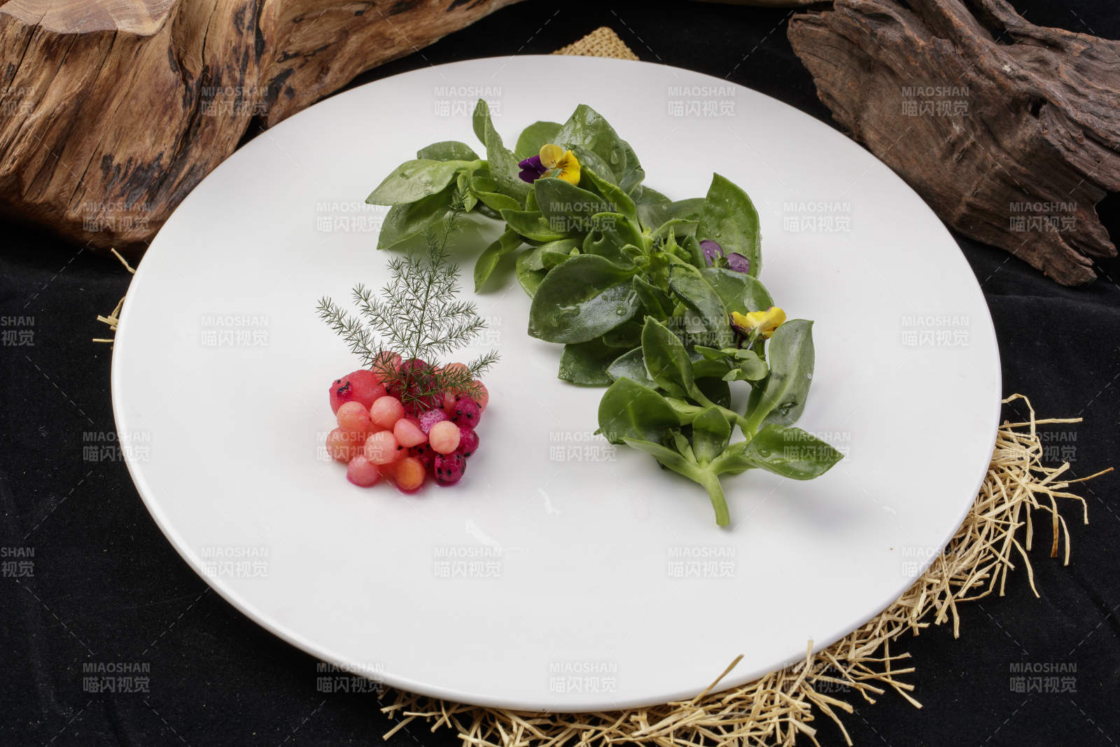 新鲜脆嫩的凉拌穿心莲摆放在黑色背景上