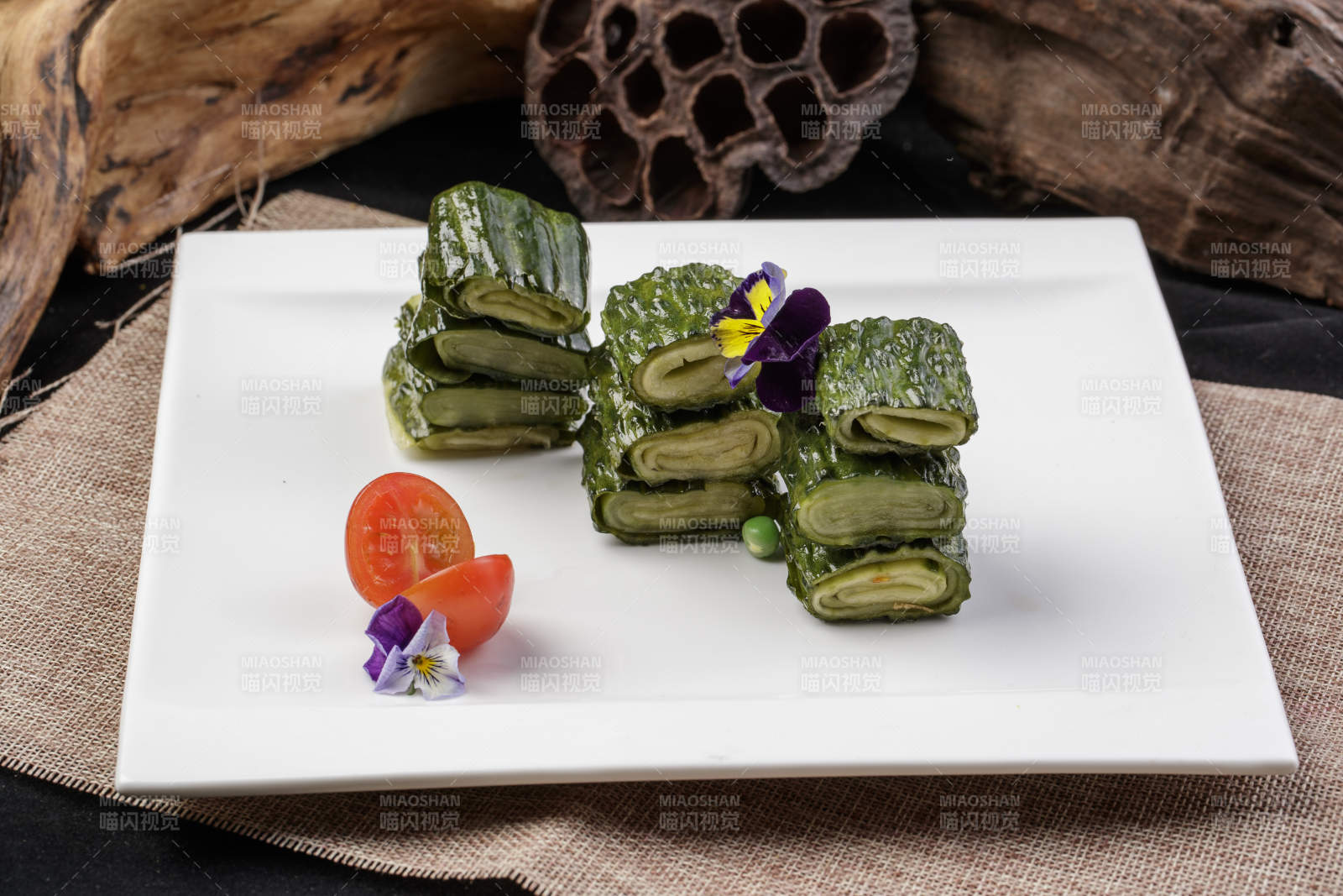 白色瓷盘装的美味酱黄瓜卷