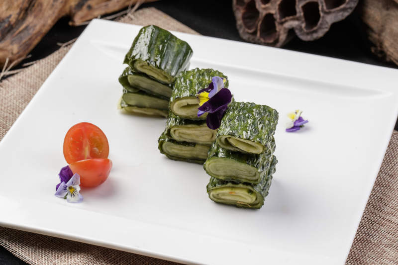 白色瓷盘装的美味酱黄瓜卷