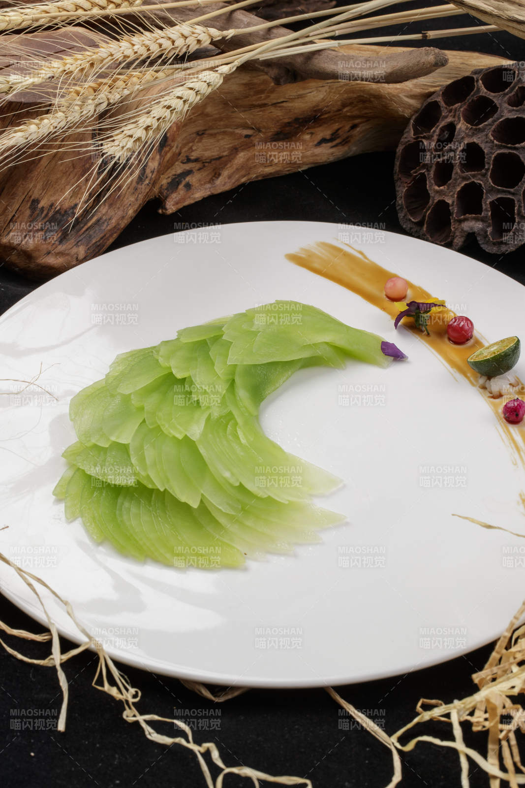 白色圆瓷盘装的凤尾青笋摆放在黑色背景上-摄影图