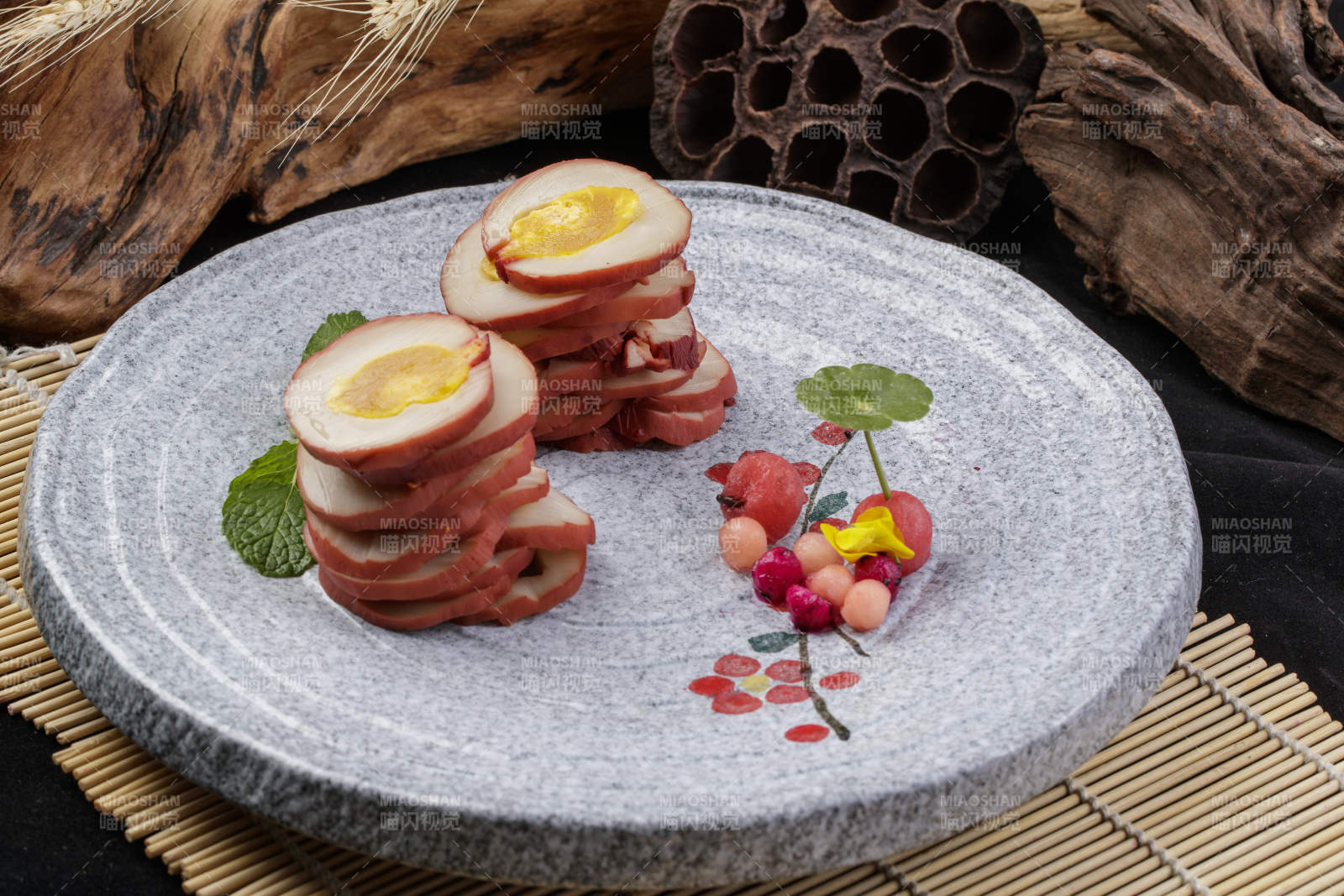 鱿鱼卷海鸭蛋摆放在寿司帘上