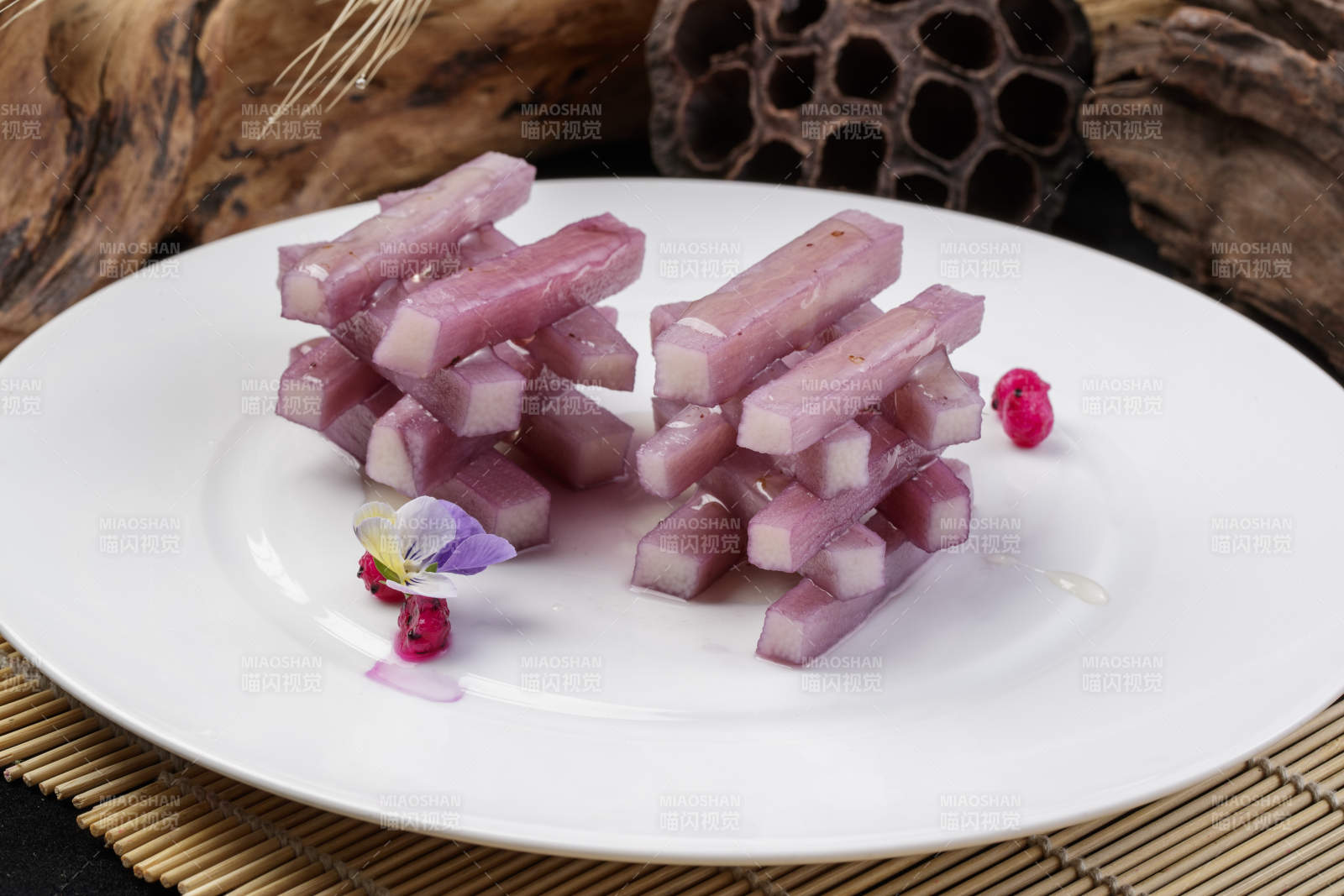 圆形瓷盘装的蓝莓长山药摆放在寿司帘上