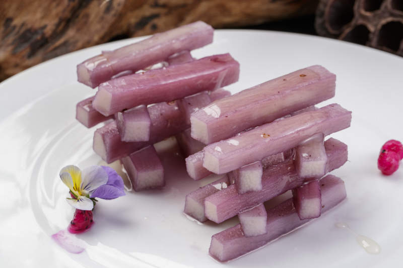 圆形瓷盘装的蓝莓长山药摆放在寿司帘上