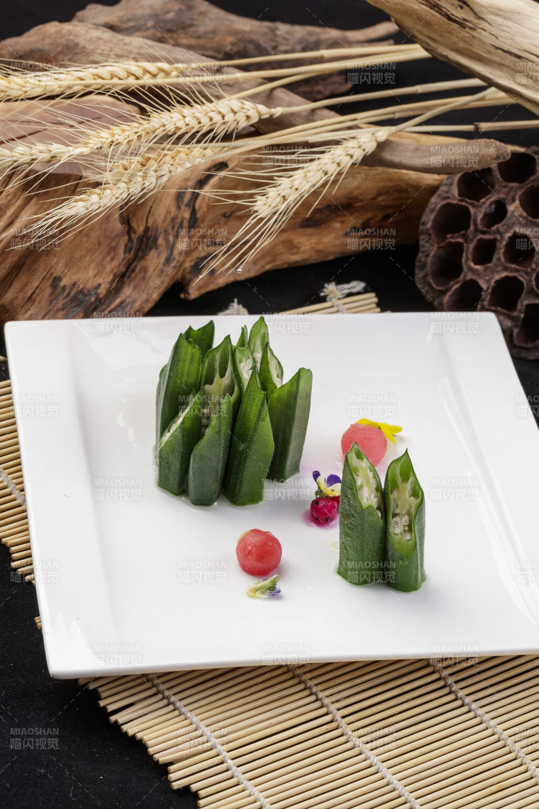 長方形瓷盤裝的鮮秋葵擺放在壽司簾上