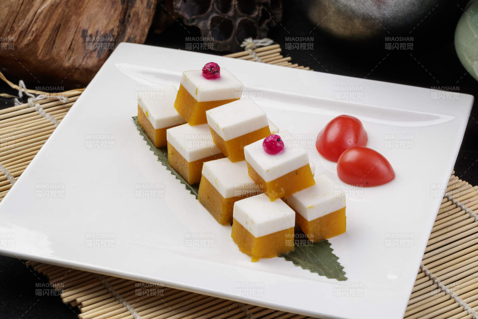 白色盤裝的雙色豌豆黃杏仁豆腐