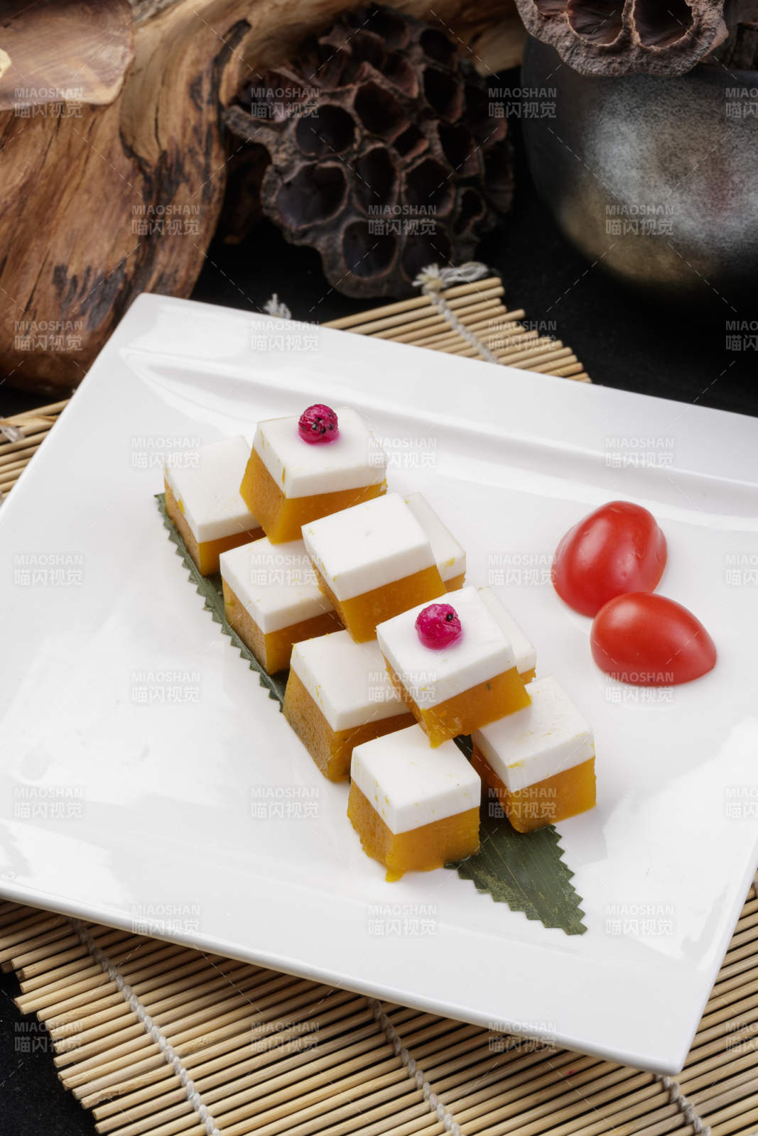 白色盤(pán)裝的雙色豌豆黃杏仁豆腐