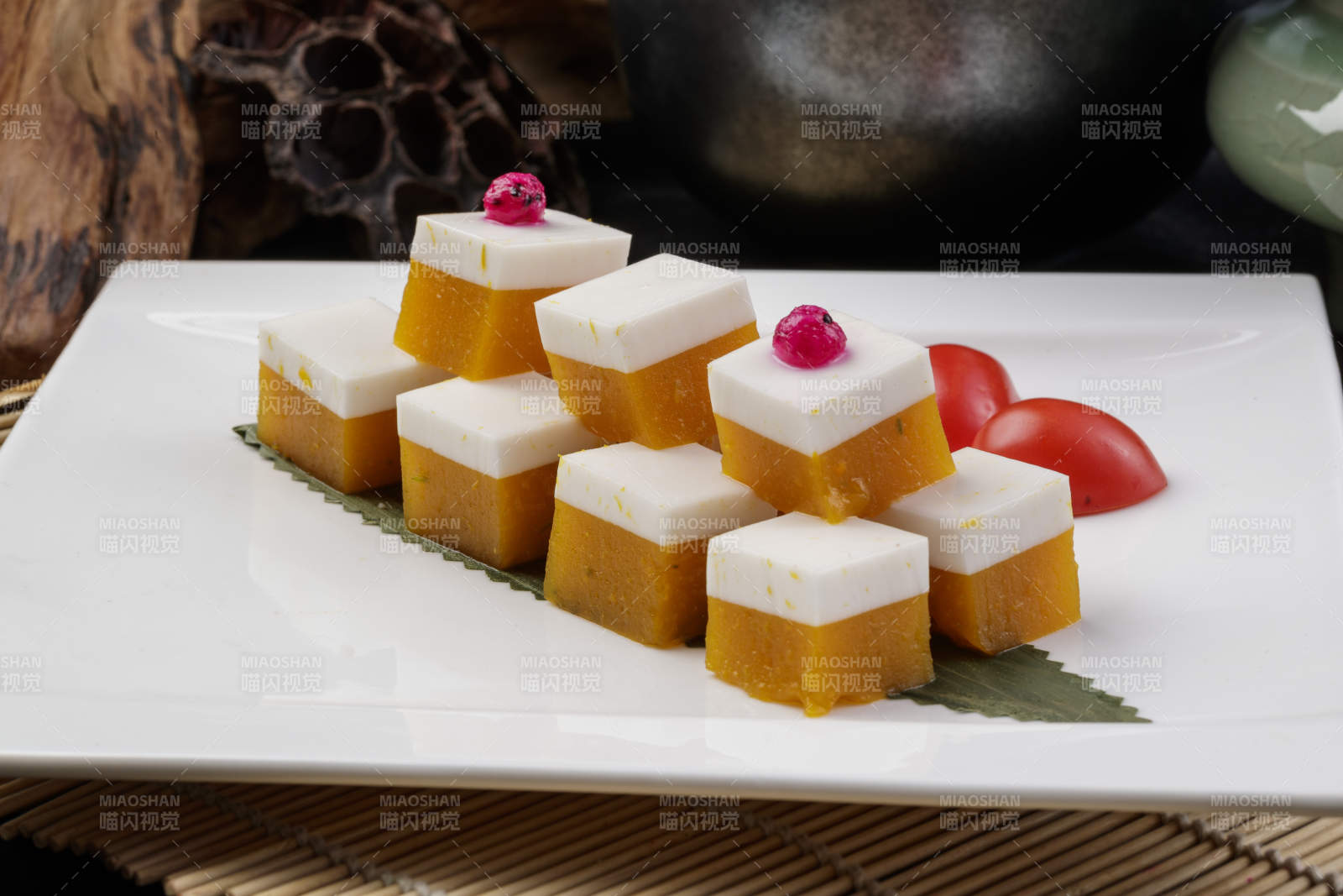 白色盤裝的雙色豌豆黃杏仁豆腐