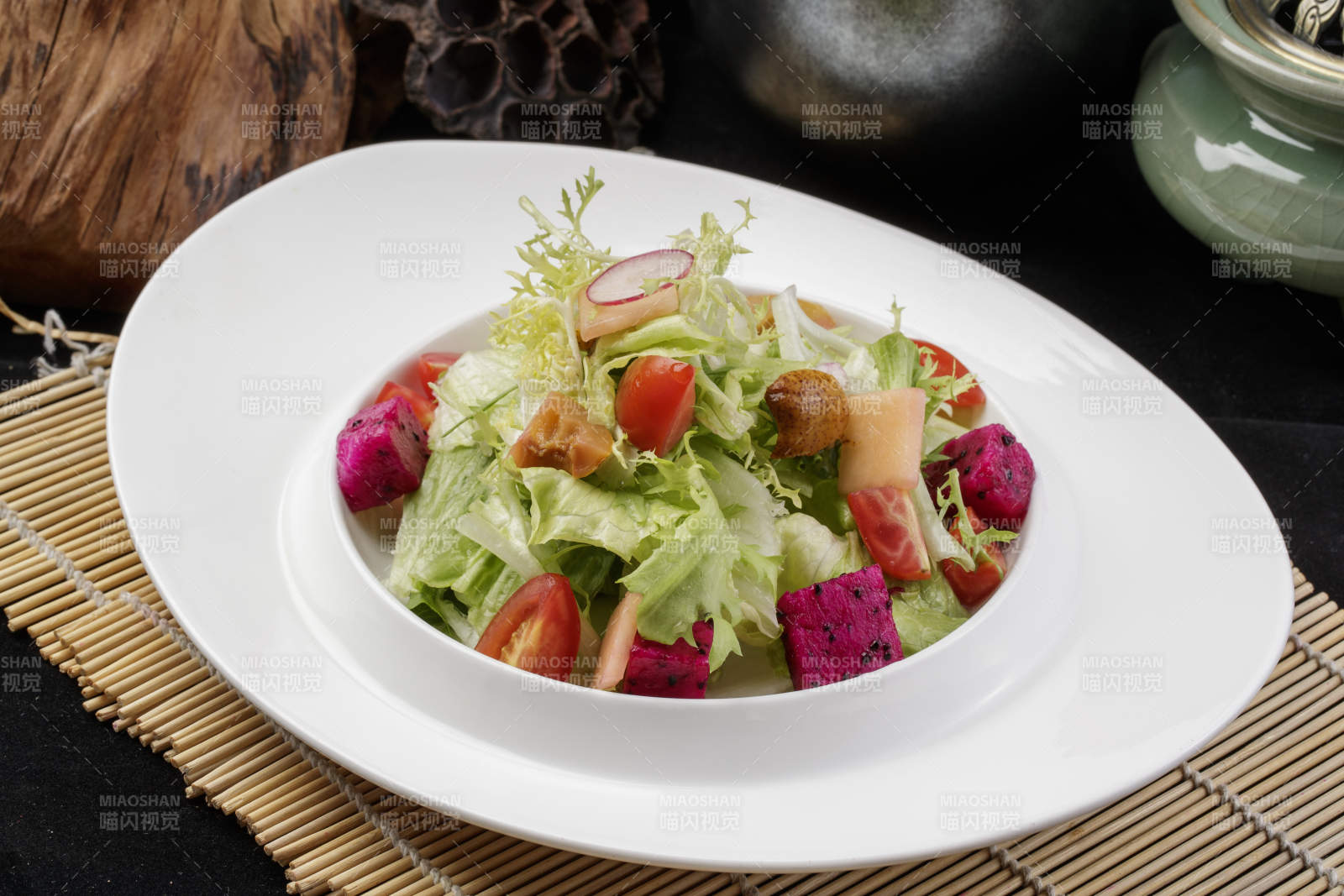 托圓瓷盤裝的果蔬拌菜擺放在壽司簾上