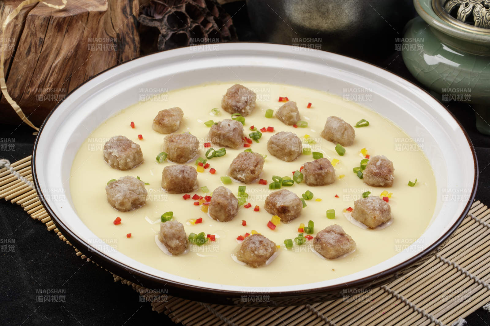 牛仔粒蒸水蛋擺放在壽司簾上