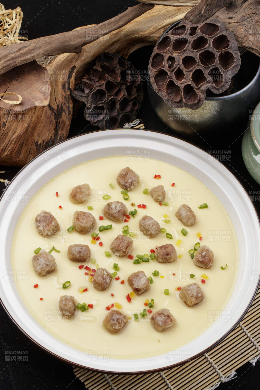 牛仔粒蒸水蛋擺放在壽司簾上