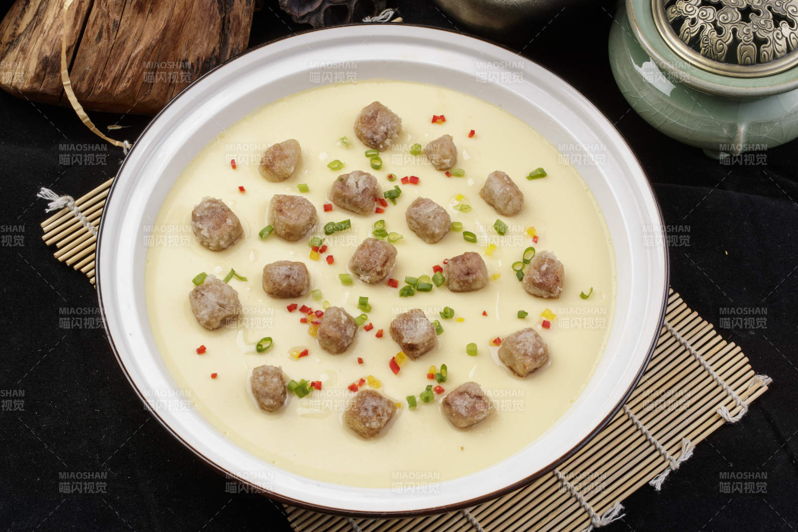 牛仔粒蒸水蛋擺放在壽司簾上