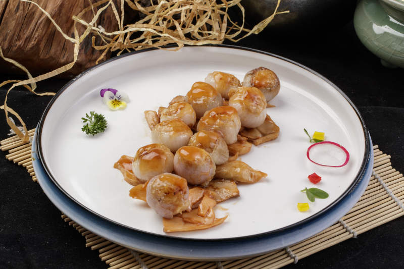 杏鲍菇迷你洋葱头摆放在寿司帘上