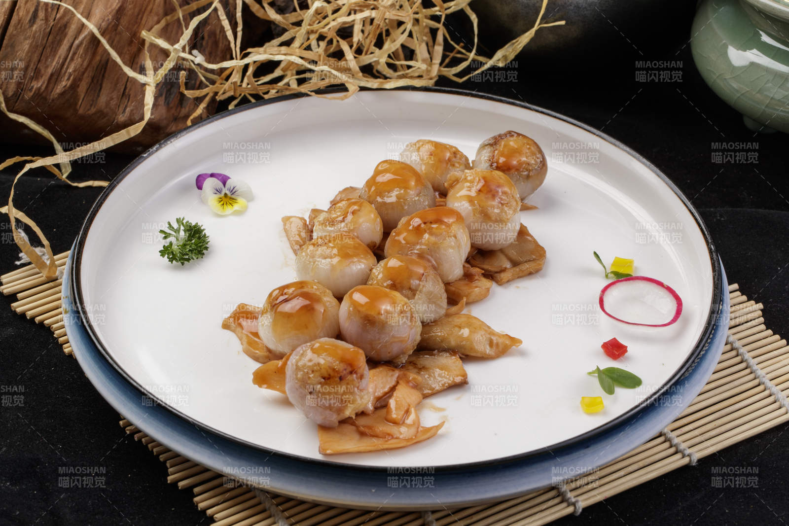 杏鲍菇迷你洋葱头摆放在寿司帘上